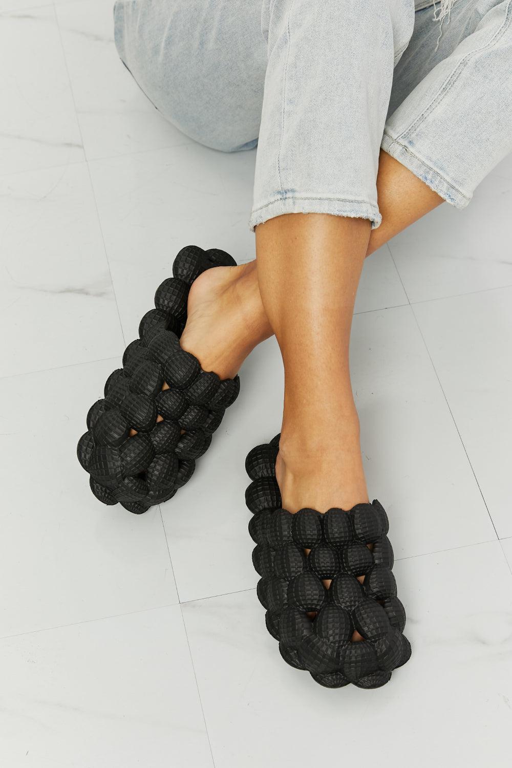 NOOK JOI Laid Back Bubble Slides in Black BLUE ZONE PLANET