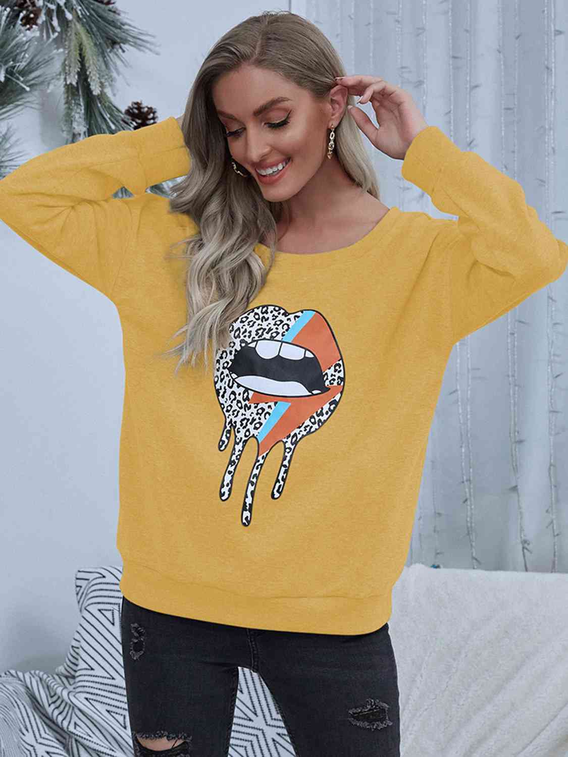 Lip Graphic Round Neck Sweatshirt BLUE ZONE PLANET