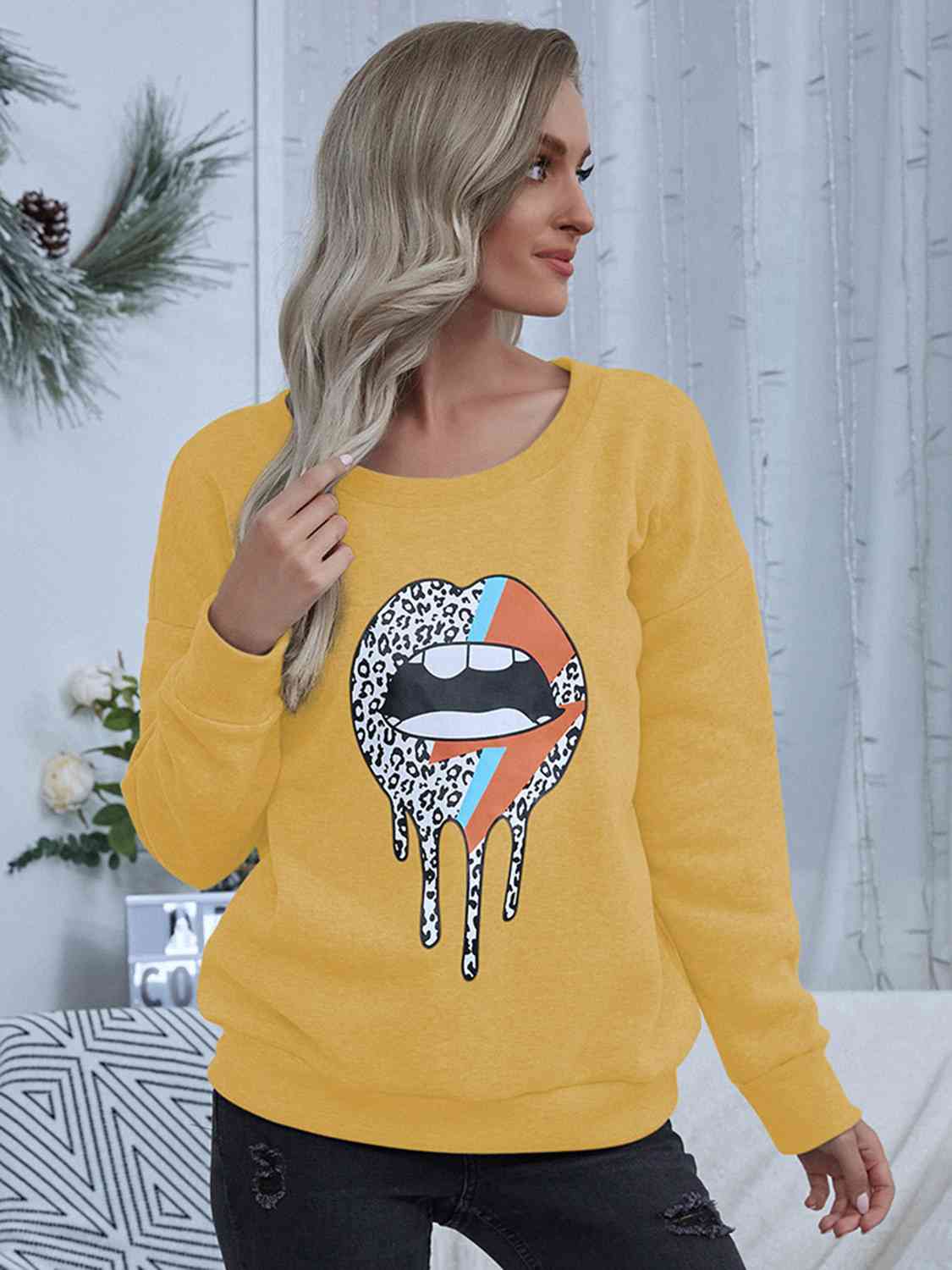 Lip Graphic Round Neck Sweatshirt BLUE ZONE PLANET