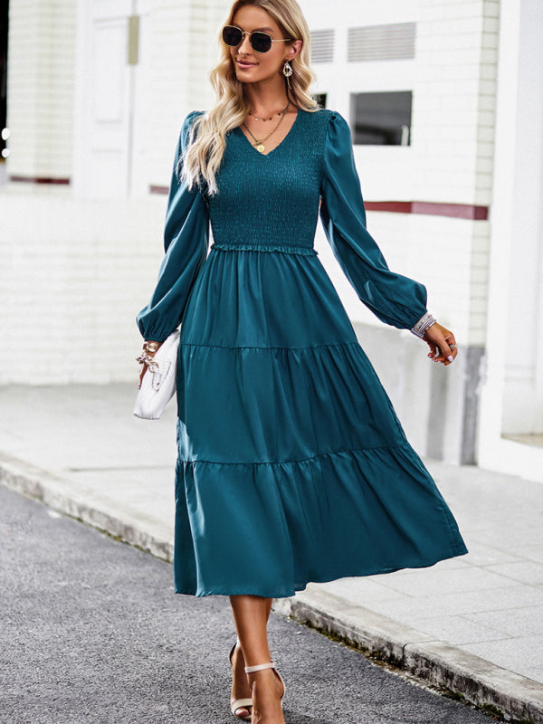 Elegant and elegant dress with ruffles and V-neck kakaclo