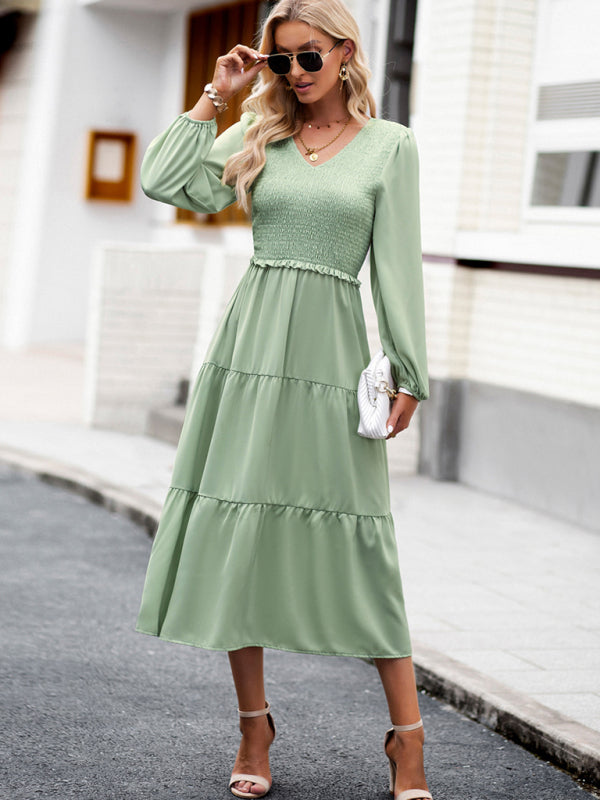 Elegant and elegant dress with ruffles and V-neck kakaclo