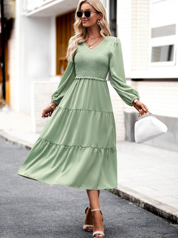 Elegant and elegant dress with ruffles and V-neck kakaclo