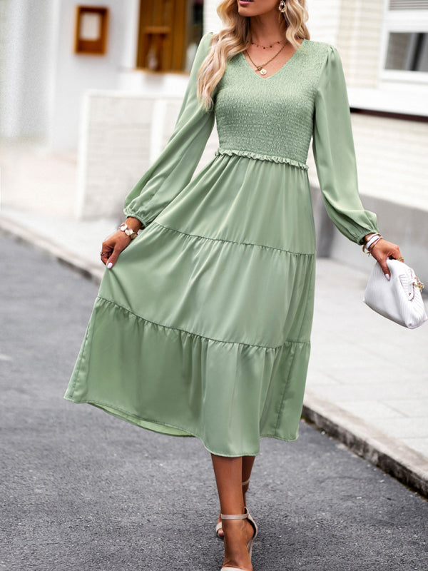 Elegant and elegant dress with ruffles and V-neck kakaclo