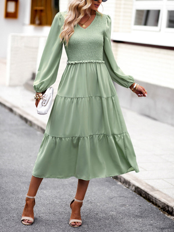 Elegant and elegant dress with ruffles and V-neck kakaclo