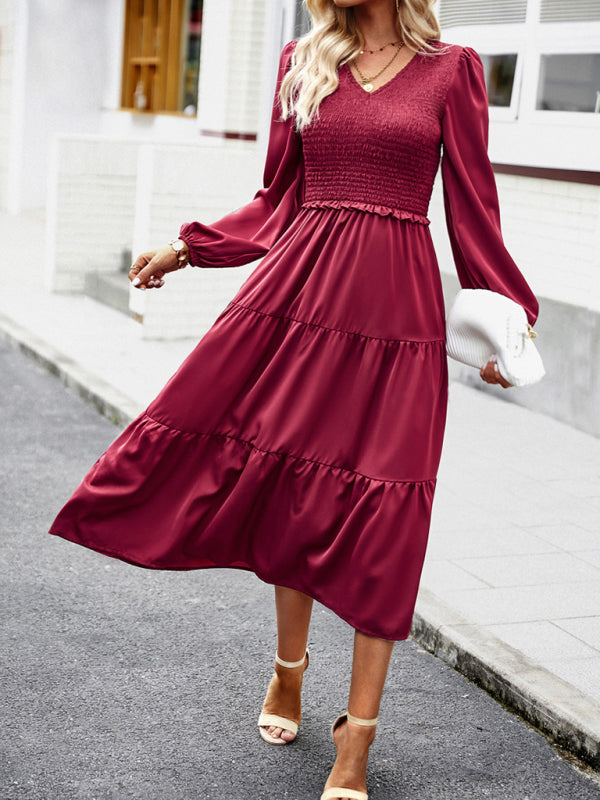 Elegant and elegant dress with ruffles and V-neck kakaclo
