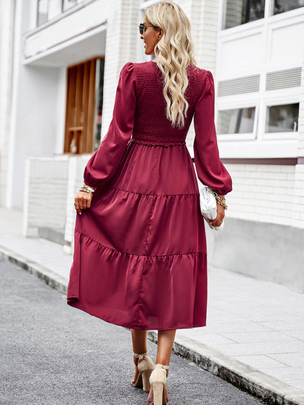 Elegant and elegant dress with ruffles and V-neck kakaclo