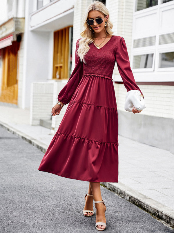 Elegant and elegant dress with ruffles and V-neck kakaclo